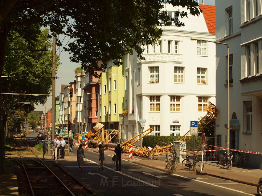 Baukran umgestuerzt Koeln Suelz Suelzguertel P096.JPG